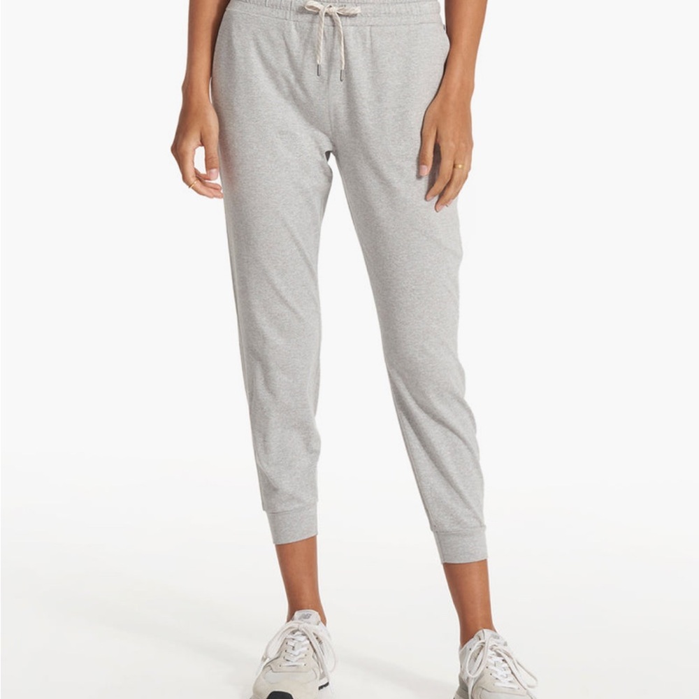 Vuori Women’s Performance Jogger Pale Grey Heather NWT